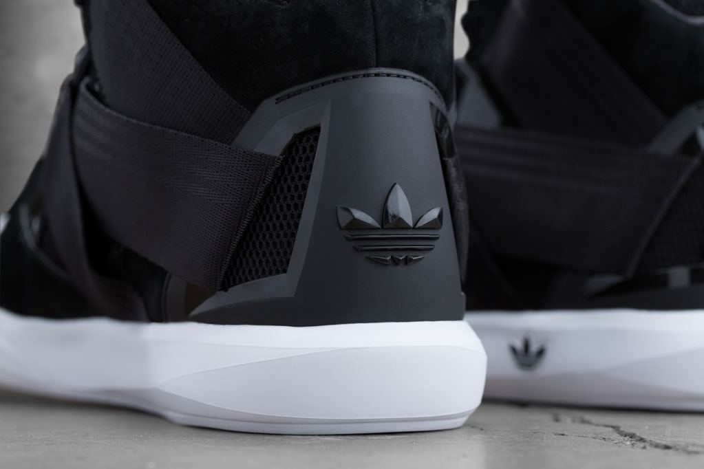 Close-up of the grey heel counter with a debossed Trefoil.