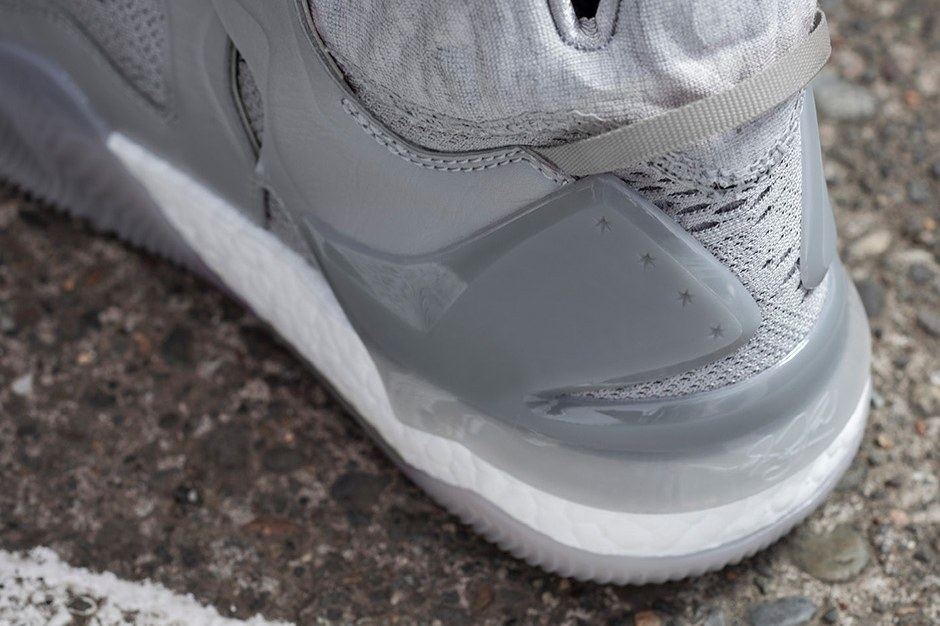 Close-up of the grey heel with a translucent counter and a grey pull strap.