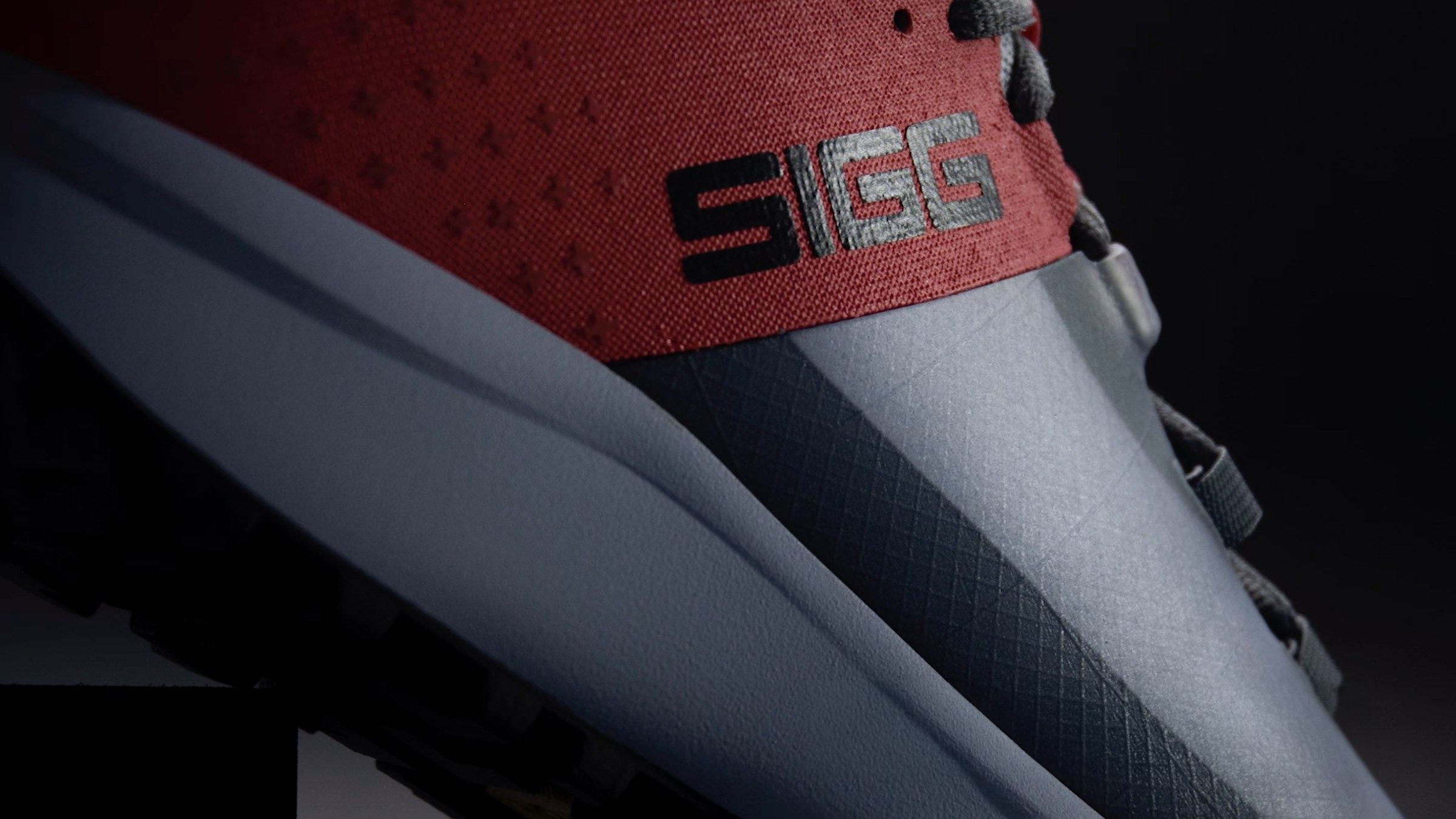 Close-up of a red knit collar with a SIGG wordmark above a grey ripstop quarter.