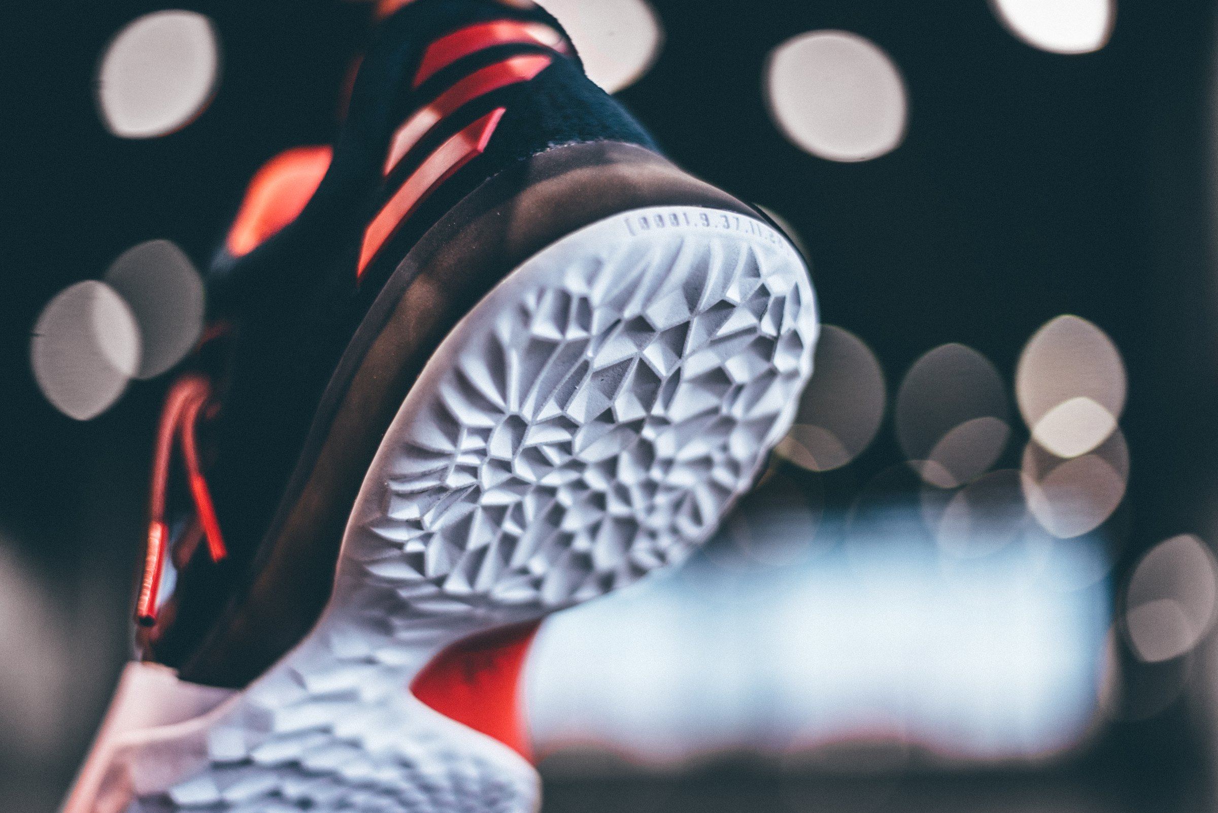 Close-up of the forefoot traction and red heel window.