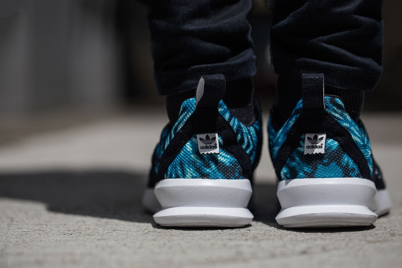 Heels of the teal palm print SL Loop Runner, worn, from behind.