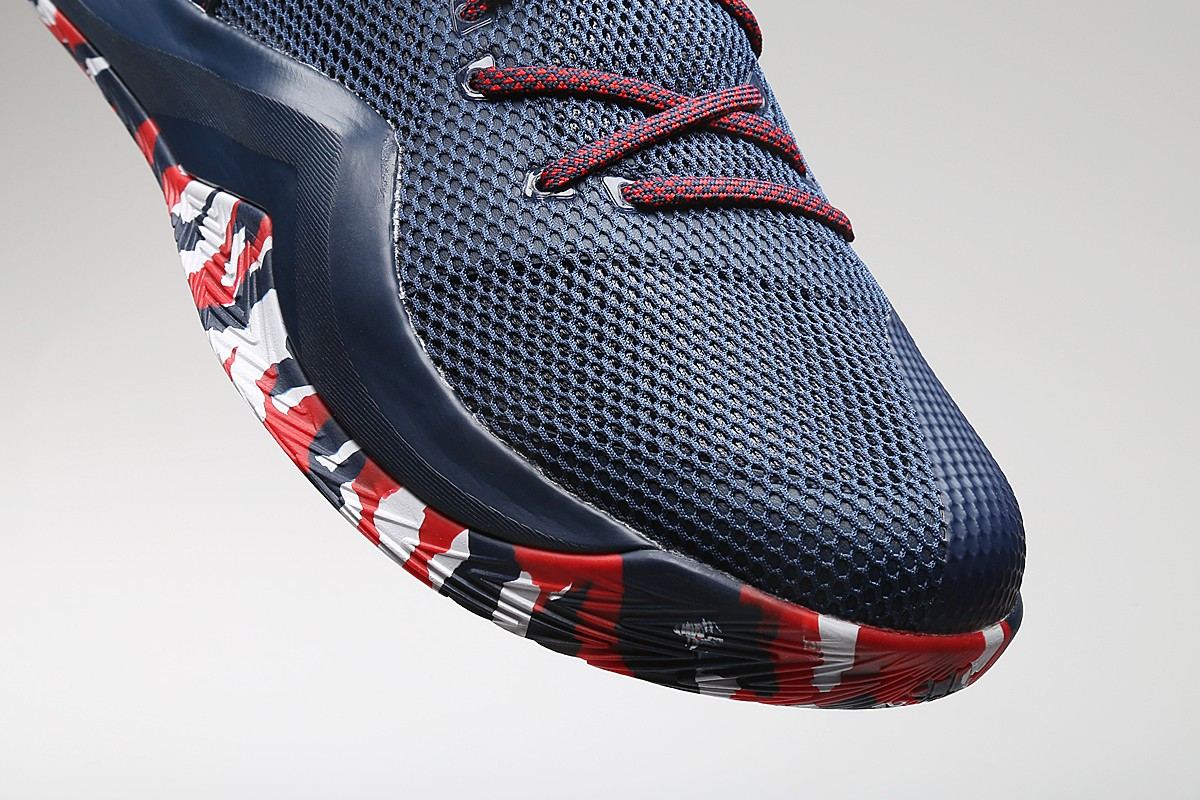 Forefoot close-up in navy mesh with the midsole wrapping up at the toe.